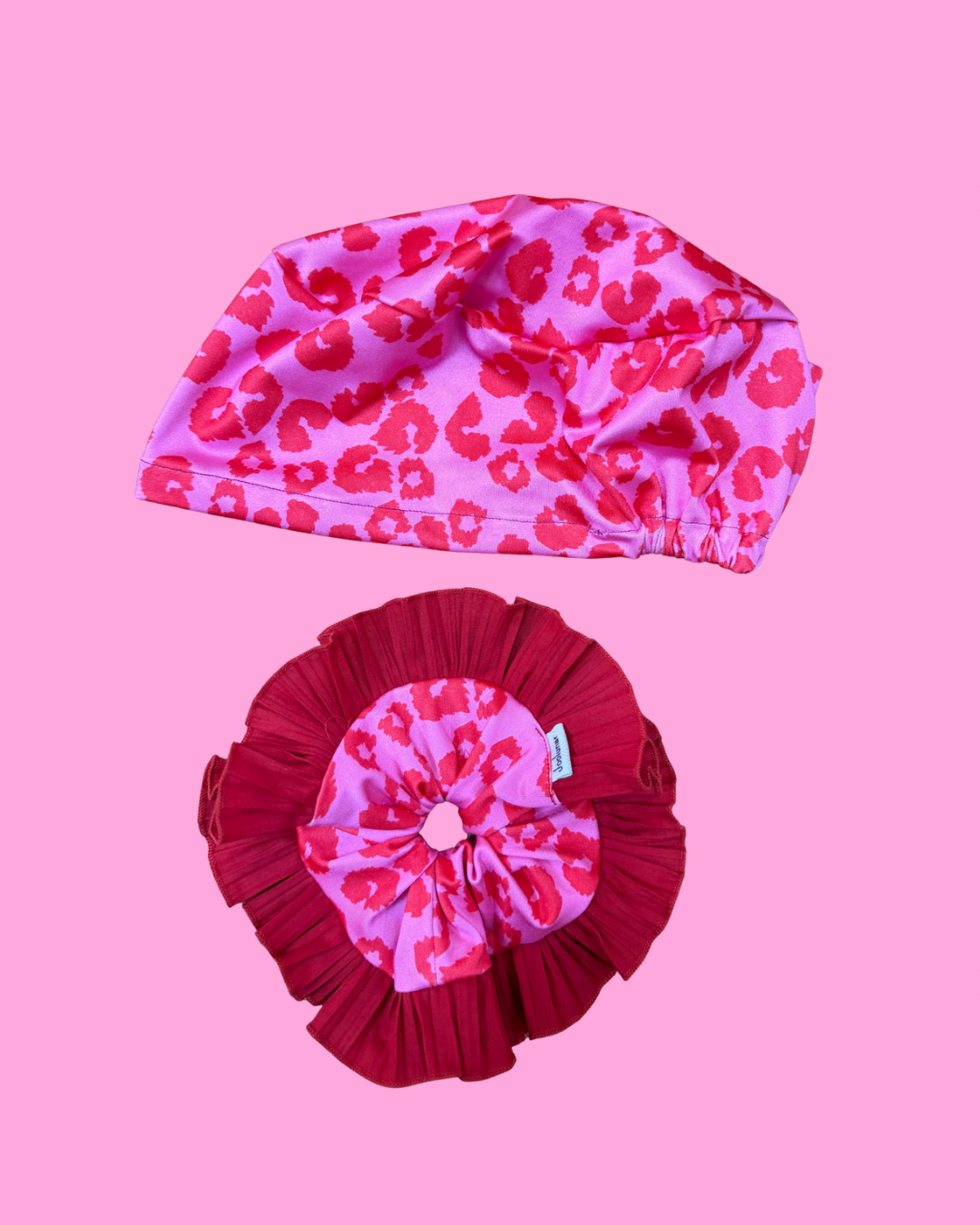 Conjunto rojo print fondo rosado