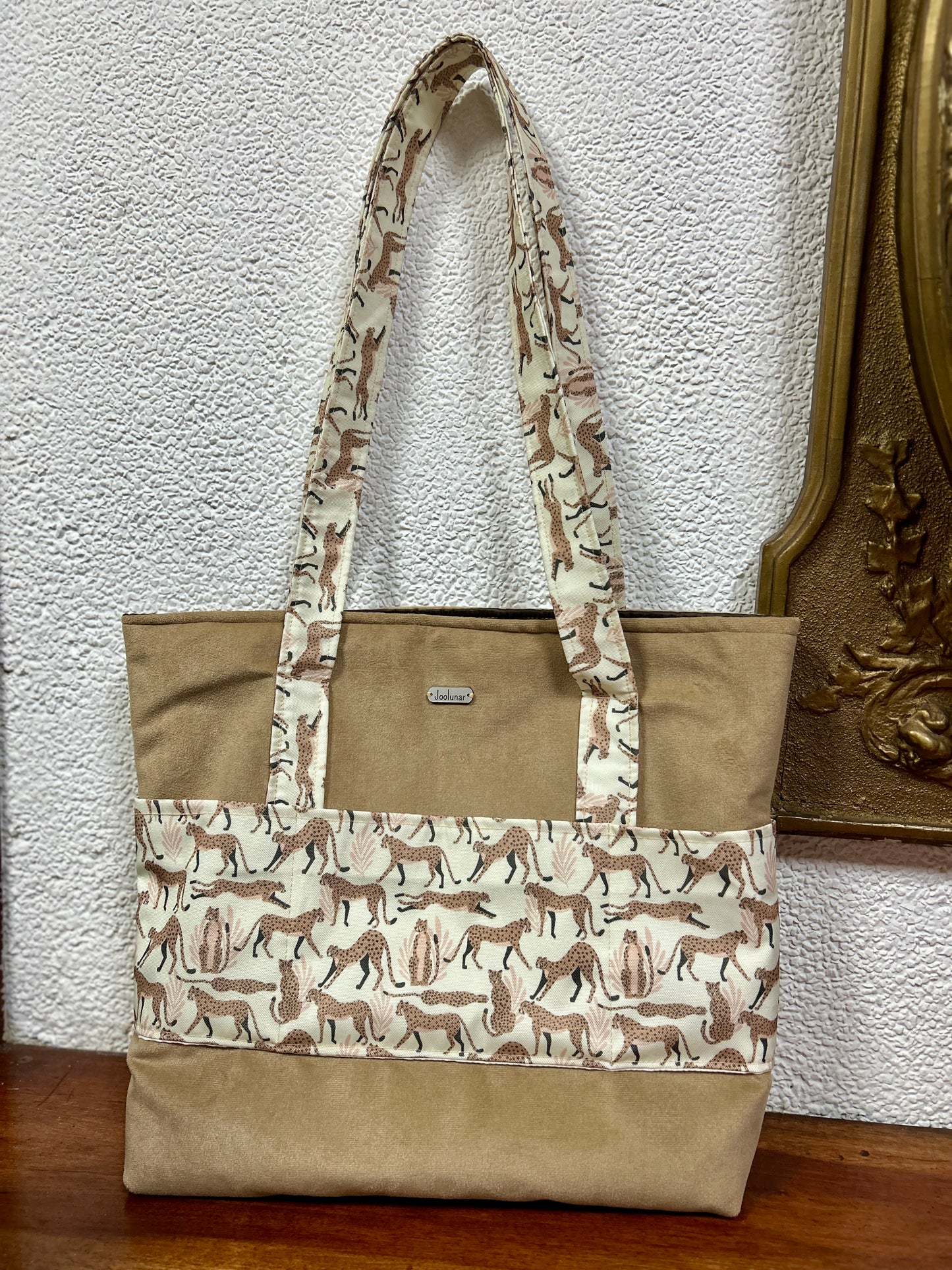 Tote bag con broche y bolsillo delantero