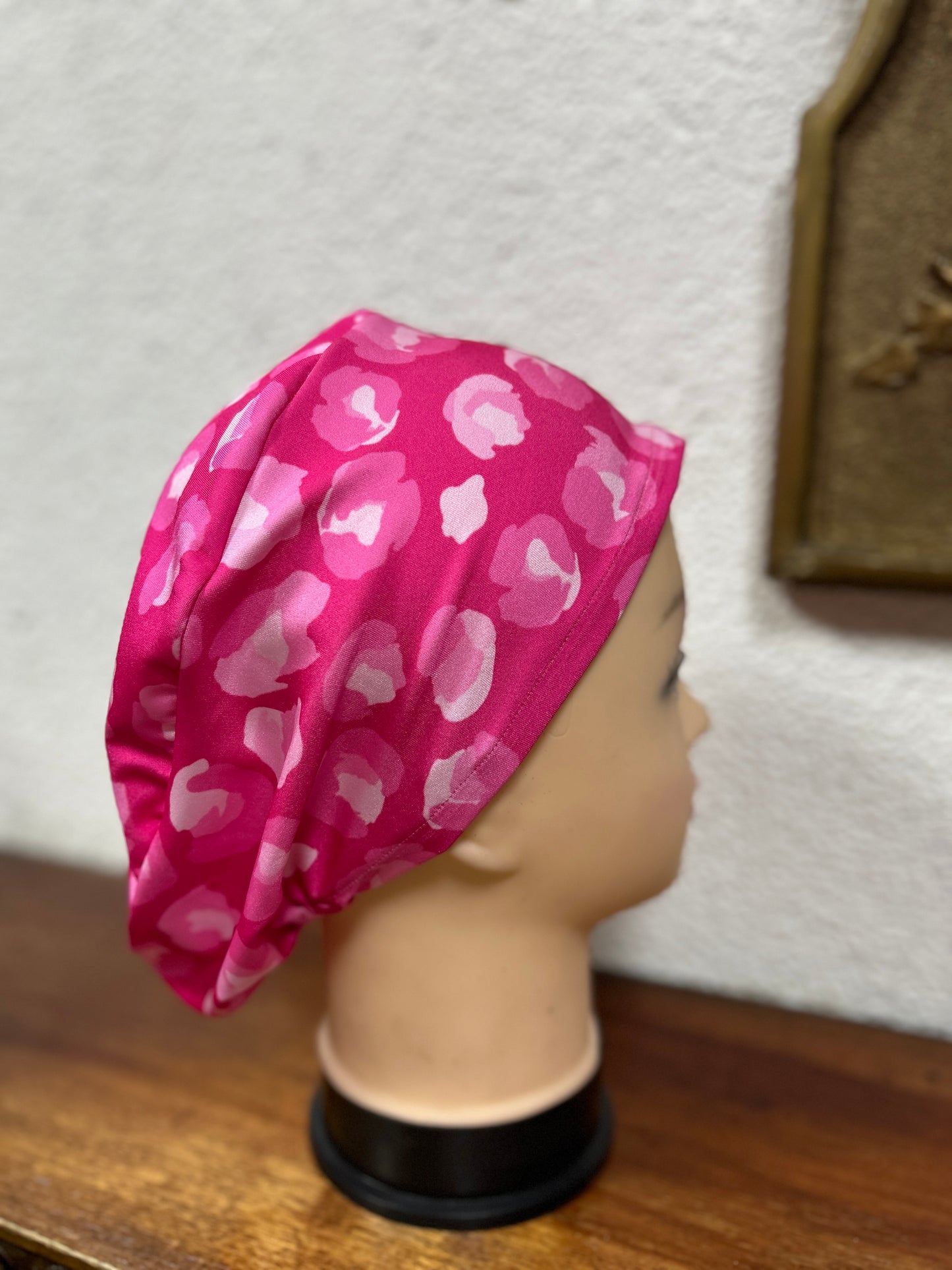 Cofia fucsia print blanco