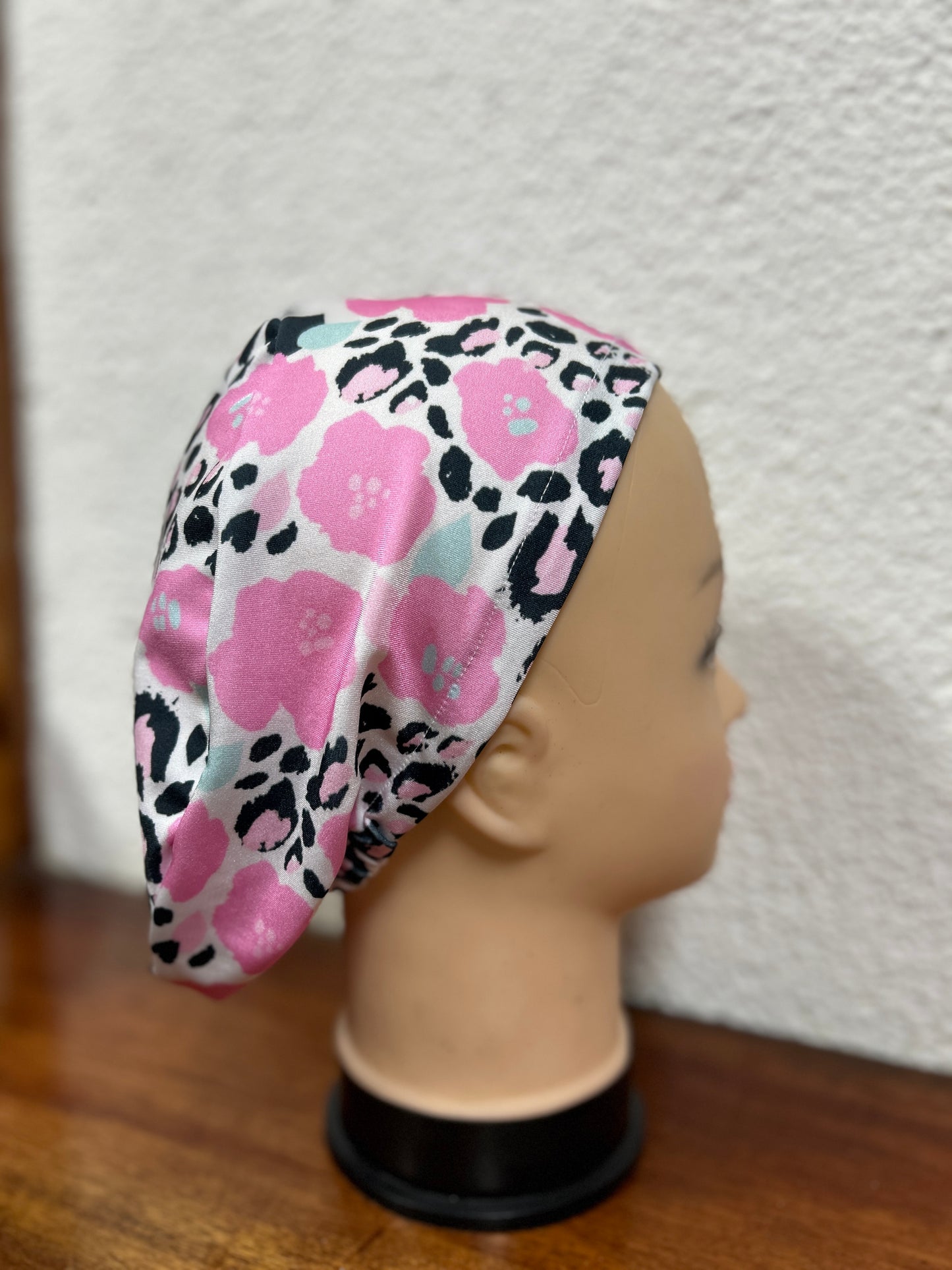Cofia fondo blanco, print rosa