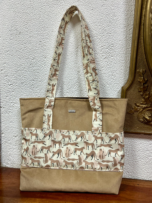 Tote bag con broche y bolsillo delantero