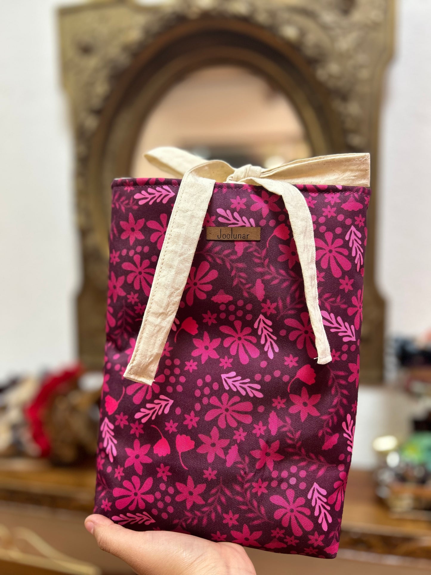 Funda de libro burdeo hojas