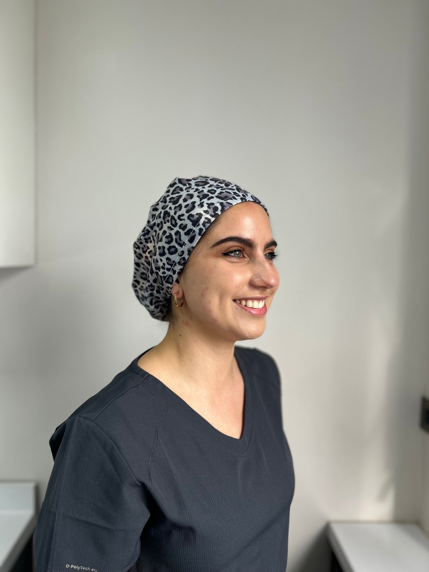 Cofia gris brillo print negro